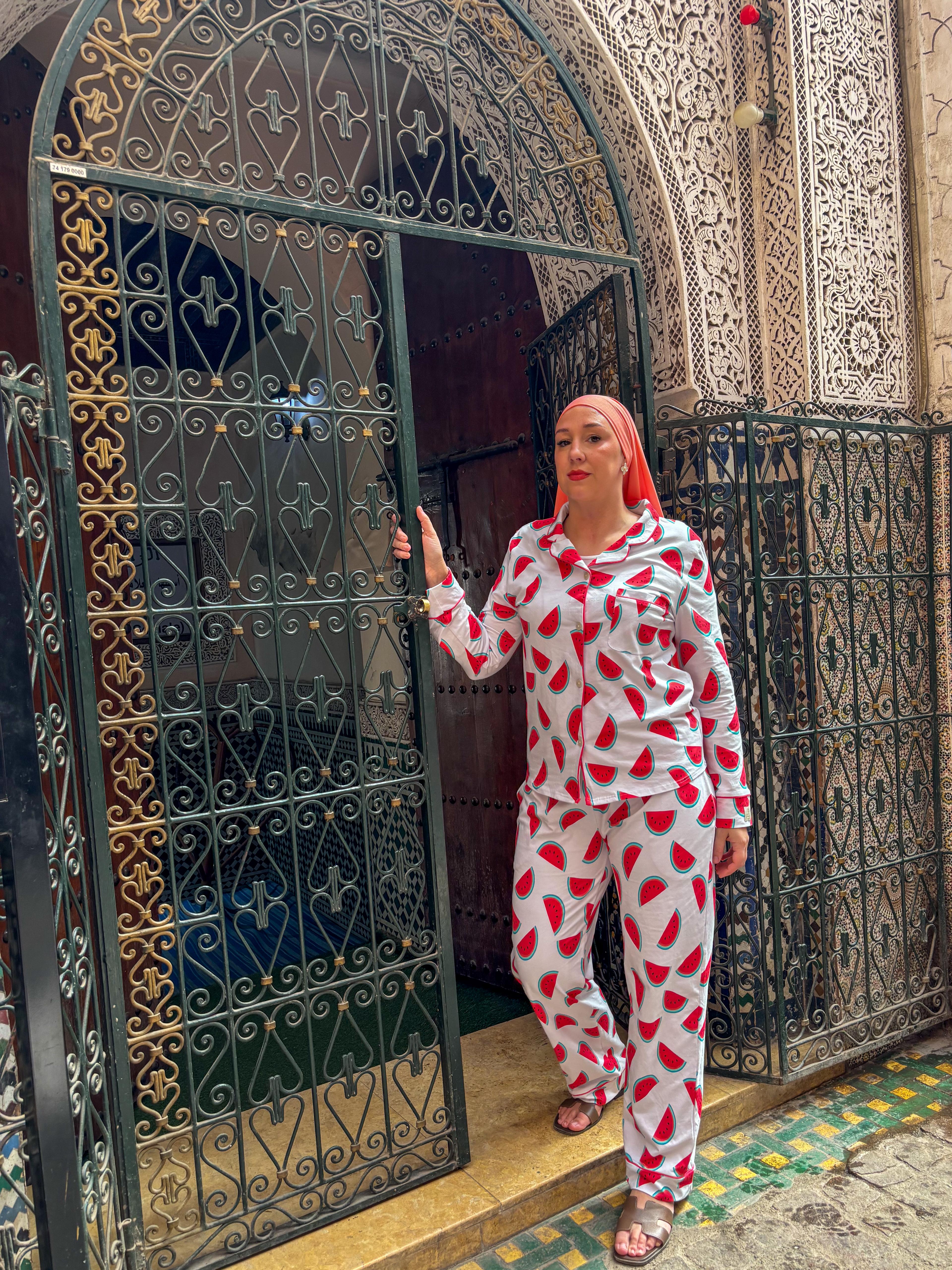 Le mannequin porte une taille XL.
Elle mesure 1m75 pour 75 kg, ce qui permet de donner une idée précise du rendu et de la coupe du pyjama une fois porté.